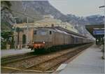 Die FS E-Lok E 636 265 mit ihrem Reisezug  in Taormina-Giardini angekommen. Der Zug ist auf der Fahrt in Richtung Catania. 

Analogbild vom Mai 1988