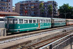 Der Schmalspur Beiwagen FCE R.551 der Ferrovia Circumetnea (FCE) abgestellt beim Bahnhof Catania Borgo hier am Sonntag des 17.07.2022.

Die Beiwagen R.551 und R.552 sind zwei Fahrzeuge der Ferrovia Circumetnea (FCE) die 1954 von Officine Raffaele Ranieri di Roma (den Werksttten Raffaele Ranieri in Rom) speziell fr die zugehrigen Verbrennungs-Triebwagen ALn 541 und 542 gebaut wurden.

In den 1950er Jahren musste die Ferrovia Circumetnea das alte, veraltete Rollmaterial ersetzen, um den immer anspruchsvolleren Bedrfnissen der Reisenden gerecht zu werden, die damals noch die Dampflokomotiven und ALn 56 Triebwagen nutzten, die zwischen Ende der 1930er und Anfang der 1940er Jahre in Betrieb genommen wurden. Aus diesem Grund wurden 1954 die beiden Beiwagen R.551 und R.552 bei der Officine Raffaele Ranieri in Rom beauftragt, sie zu den zulieferten, als  ALn 541-542  bezeichneten Triebwagen, zuliefern.

Die 950 mm Schmalspur Wagen haben 88 Sitzpltze, ursprnglich 32 davon in der ersten Klasse und 56 in der zweiten Klasse, spter wurde das Klassenkriterium, genau wie bei allen anderen FCE-Fahrzeugen, abgeschafft und es gab nur noch die 2. Klasse. Die Triebzge fuhren bis zu 75 km/h. Die Beiwagen laufen auf zwei 2-achsigen Drehgestellen.

Im Gegensatz zu den Triebwagen, die 1980 ausgemustert wurden, wurden die Beiwagen R.551 und R.552 weiter verwendet, der R.552 sogar bis 2018-2019.

Dahinter steht noch der Schmalspur- Personenwagen FCE 258.

Quelle: Wikipedia (Italienisch)
