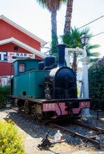 Die F.C.E.  N. 14 „LA MEUSE“ der Ferrovia Circumetnea (FCE), ex V 2 der Ferrovia Alifana, steht uerlich aufgearbeitet, neben einem Wasserkran auf einer Weiche aus der Grnderzeit, neben dem Empfangsgebude des Bahnhofes Catania-Borgo, hier am 20.07.2022.

Die dreiachsige kohlebefeuerten Schmalspur-Dampflok wurde 1909 von der Socit Anonyme des Ateliers de Construction de la Meuse in Lige (Lttich) unter der Fabriknummer 2224 gebaut und als V 2 an die Ferrovia Alifana in Piedimonte Matese, fr ihre 950 mm - Schmalspurbahn von Piedimonte Matese nach Napoli, heute Teil der EAV - Ente Autonomo Volturno S.r.l. (Linie 16). Die Serie bestand aus drei Dampflokomotiven der Gruppo (Gruppe) V 1-3. Die Lok 2 wurde dann 1926 an die Ferrovia Circumetnea (FCE) in Catania verkauft. Bei der Circumetnea sind noch zwei Dampflokomotiven vorhanden, die Nr. 10 (ex. MASCALI) und hier im Bild zu sehende Nr. 14 „LA MEUSE“, ex V 2 der Ferrovia Alifana.

Die 3 belgischen Lokomotiven wurden als Gruppe V 1 bis 3 eingereiht. Sie zeichneten sich durch sehr kleine Rder mit einem Durchmesser von 758 mm (neu) aus. Im Gegensatz zu Circumetnea gab die Ferrovia Alifana ihnen jedoch keinen Namen. Die Lokomotive Nr. 14 ist die einzige der drei, die berlebt hat, und ist als Denkmal im Bahnhof Catania-Borgo ausgestellt. Die anderen beiden Lokomotiven, die Mitte der 1950er Jahre stillgelegt wurden, wurden einige Jahre spter abgebrochen.

Die Lokomotiven waren einfach aufgebaute C-Kuppler-Tenderloks (0-3-0 T), mit auenliegenden 2-Zylindern mit Heusinger-Steuerung (oder Walschaerts-Steuerung). Sie waren mit einer Westinghouse-Druckluftbremse und einer Handfeststellbremse ausgestattet.

TECHNISCHE DATEN:
Hersteller: La Meuse in Lige (Lttich)
Gebaute: 3
Spurweite: 950 mm
Achsfolge: C
Lnge: 6.070 mm
Achsabstand: 2 x 1.900 mm = 3.800 mm 
Treibraddurchmesser: 758 mm (neu)
Eigengewicht: 17 t
Dienstgewicht: 22 t
