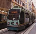 Tram 9018 kommt mir in einer engen Strae in Rom entgegen. 05.2025