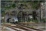 Hinter diesem Bild des aus dem Iselle Tunnel in den Bahnhof von Iselle einfahrenden Zuges verbirgt sich ein ungwöhnlichr Zuglauf: Der BLS RE 11 4545 ist von Biel/Bienne (ab 07:34) nach Iselle di Trasquera (an 09:58) unterwegs. Der Zug bediente Lyss, Zollikofen, Ostermundigen, Gümligen, Münsingen, Thun, Spiez, Mülenen, Reichenbach im Kandertal, Frutigen, Kandersteg, Goppenstein, Hohtenn, Ausserberg, Eggerberg und Brig; fuhr demnach also nicht via Bern.
Der Zug besteht aus dem BLS RABe 528 111 und 101. Für die Weiterfahrt infolge Baurabeiten stehen etliche Buse zur Verfügung. 
Die Eigentumsgrenze zwischen der FS und SBB liegt im hier zu sehenden 169 Meter langen Iselle Tunnel, welcher auf 144 Meter länge der SBB gehört.

17. August 2024