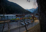 Ein Trenitalia ETR 170 10x, ein sechsteiliger Stadler FLIRT (MS für I / A) beim Halt am  Abend des 26.03.2022, als Regionalzug von Brenner/Brennero via Bozen/Bolzano nach Meran/Merano, im Bahnhof