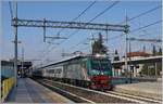 Die Trenord E 464 470 mit ihrem RE Domodossola - Milano Centrale beim Halt in Gallarate.