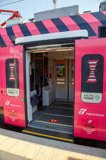 Eine der Türbereiche von dem Trenitalia „pop“ ETR 104 078, ein vierteiliger Alstom Coradia Stream, am 21.07.2022 im Bahnhof La Spezia Centrale.