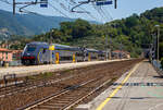 Der fünfteilige Trenitalia “Rock” ETR 521-021, ein fünfteiliger Elektrotriebzug vom Typ Hitachi Caravaggio, verlässt am 22.07.2022 den Bahnhof Levanto. Er fährt als Cinque Terre Express (Regionale 22923) von Levanto, via Monterosso, Vernazza, Corniglia, Manarola und Riomaggiore nach La Spezia.

Hitachi Rail Italien baut im Werk Pistoia diese doppelstöckigen Elektrotriebzüge (EMU) vom Typ Rock. Die Fahrzeuge werden als  ETR 421 (vierteilig) ETR 521 (fünfteilig) und ETR 621 (sechsteilig) bezeichnet.