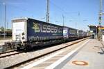 Taschenwagen 37 85 4956 019-1 TEN CH-CEMAT Sdggmrss beladen mit Sattelaufliegern Dissegna Logistics in Rosenheim am 12.08.2022.
