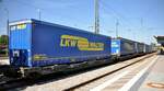 Taschenwagen 33 85 4956 917-0 TEN-CH-CEMAT Sdggmrss beladen mit zwei Walther Sattelaufliegern in Rosenheim am 12.08.2022.
