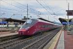 Triebzug NTV 03 durchfährt ohne Halt den Bahnhof von Firenze Campo di Marte.