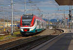 Der fnfteilige „Jazz“ ETR 425 042, ein Alstom Coradia Meridian, erreicht am 13.07.2022 als Trenitalia „Leonardo Express“ den Zielbahnhof Roma Termini (der Hauptbahnhof in Rom). 

Der Trenitalia „Leonardo Express“ ist der Flughafentransfer (Airport Shuttle) zwischen dem Flughafen Flughafen Rom-Fiumicino (italienisch Aeroporto di Roma-Fiumicino “Leonardo da Vinci”) und dem Bahnhof Roma Termini im Stadtzentrum Roms. Der Zug verkehrt ohne Zwischenhalte, die Fahrzeit, vom Flughafen an der Mittelmeerkste, auf der rund 37 Kilometer langen Strecke dauert  32 Minuten. 
Der „Leonardo Express“ fhrt ab Roma Termini von 05.35 bis 22.35 und ab Flughafen Fiumicino von 06.23 bis 23.23, jeweils im 15-Minuten-Takt verbindet (zu einigen Zeiten des Tages alle 30 Minuten). Der Leonardo express wird auch im Fall eines Streiks gewhrleistet (eventuell mit Ersatzbussen). Im Bahnhofs Roma Termini fhrt er von den Gleisen 23 und 24. 

Die einfache Fahrt kostet 14  (Stand: Oktober 2022), fr ein Kind unter 12 ist die Mitfahrt kostenlos. Es wird nur die 1. Klasse angeboten. Die Tickets gewhren bereits den Zutritt zum Bahnsteig, mssen dort jedoch noch gesondert im Stempelautomaten entwertet werden. Wobei das bei den groen italienischen Bahnhfen eh heute Standard ist, ohne gltige Fahrkarte kommt man nicht auf und an die Bahnsteige heran. 

Alternativen zum „Leonardo express“:
Trenitalia bietet mit der Linie FL1 des S-Bahn-hnlichen Verkehrs der Stadt Rom zustzlich zum Leonardo Express einen Viertelstundentakt nach Fiumicino an. Die preislich mit 8  (Stand: Oktober 2022) gnstigere FL1 fhrt durch die Stadt weiter nach Fara bzw. Poggio Mirteto oder Orte, in Rom bieten sich zahlreiche Umsteigemglichkeiten, Roma Termini wird hingegen nicht bedient (man muss in die FL 5 Umsteigen). 

Als weitere, nochmals gnstigere Alternative bieten mehrere Unternehmen Shuttlebusse vom Terminal 3 des Flughafens zu den Bahnhfen Termini, Ostiense und Tiburtina sowie zur Piazza Cavour ber Valle Aurelia an.