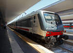 Im Sandwich zweier E.464 (geführt von der E.464.218), Steuerwagen an Steuerwagen erreicht unser Trenitalia Intercity 727 „SCILLA“ (Roma Termini - Napoli Centrale - Villa S.