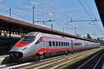 Pendolino ETR 610 (Astro),von Trenitalia, kommt am Bahnsteig in Verona Porta Nuova zum stehen.