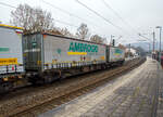 Sechsachsiger Drehgestell-Gelenk-Containertragwageneinheit 90´, 33 83 4954 823-4 P I-AMBR der Gattung Sggmrs 90` Privatwagen der Ambrogio Trasporti S.p.A. am 14.01.2022, beladen mit 45` Wechselbrücken der Ambrogio, im Zugverband bei der Durchfahrt im Bf Kirchen (Sieg) an der Siegstrecke (KBS 460) in Richtung Köln. Die Ambrogio besitzt eine eigene Flotte von 380 privaten 6-achsigen Gelenktragwagen 90 `.

Diese Gelenkwagen mit sechs Radsätzen sind für den Transport von Großcontainern und Wechselbehältern vorgesehen. Auf den Außenlangträger des Wagens befinden sich für jede vorgesehene Ladeposition feste und klappbare Aufsetzzapfen zum Festlegen der Ladungseinheiten (gemäß UIC- Merkblatt 592-1 und 2) in verschiedenen Kombinationen.
