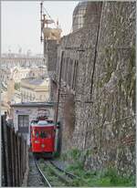 Der Triebwagen N° 2 der Ferrovia Principe-Granarolo Zahnradbahn hat die Talstation verlassen und strebt nun dem nur km 1.13 weit entfernten und doch um 194 höher gelegen Ziel Granarolo zu. Im Hintergrund gleitet der Blick über die Stadt bis in den Hafen. 

2. März 2026
