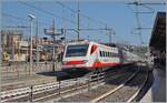 Der FS Treniatila ETR 460 026 verlässt Civitavecchia als Frecciabianca FB 8620. Der neunteilige Zug ist auf dem Weg von Roma Termin nach Milano Centrale (via Grosseto - Genova). 
Die ETR 460 021 - 030 mit der Achsformel (1A)'(A1)' + (1A)'(A1)' + 2'2' + 2'2' + (1A)'(A1)' + (1A)'(A1)' + 2'2' + (1A)'(A1)' + (1A)'(A1)' wurden 1995/1996 von Fiat Ferroviaria gebaut. 
1996 wurden die Züge 21, 27 und 28 für den Verkehr nach Frankreich angepasst und erhielten die Bezeichnung ETR 463.

Interessant ist auch ein Blick in den Hintergrund im linken Bildrand, wobei ich mir eingehende Angaben fehlen, um gesehenes zu komentieren. 

19. Sept. 2025 



