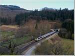 Eine abendliche Kletterpartie auf einen Felsvorsprung namens  Geeselee  in Lellingen ermglichte diese Aussicht auf den IR 118 mit 4 Wagen, kurz nachdem dieser den Tunnel Lellingen verlassen hatte und