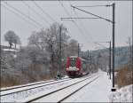 - Winter in Luxemburg - Zwei gekuppelte Triebz�ge der S�rie 2200 (2217 und 2211) brausen als IR 3741 Troisvierges - Luxembourg durch das verschneite Tal der Clerve zwischen Drauffelt und Enscherange.