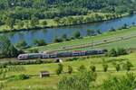 CFL 2313 fährt an der Mosel entlang der deutsch luxemburgischen Grenze entgegen in Richtung Wasserbillig.