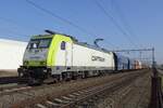 Am 5 M�rz 2022 meldet sich ein bunter Kohlezug mit 186 158 in Blerick bei der Fotograf.