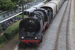 VSM 50 307 treft mit ein saisonaler Dampfpendelzug am 28 Juli 2023 in Dieren ein und wird von einer Brücke am Bahnhof auf den Chip gerettet.