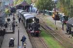 Ex-NS 8107 steht mit ein Dampfpendelzug am 14 Oktober 2023 abfahrtbereit in Haaksbergen wáhrend die MBS-Herbstdampftage. Das Bild wurde vom Füssgangerbrucke in Haaksbergen gemacht.  Dieser Lok wurde bei der Staatsspoorwegen als 657 'Kikker' in Dienst gestellt, wurde als 8107 umnumeriert nach der Übernahme von die SS durch die NS.