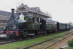 Ex-NS 8107 steht mit ein Dampfpendelzug am 14 Oktober 2023 abfahrtbereit in Haaksbergen wáhrend die MBS-Herbstdampftage.  Dieser Lok wurde bei der Staatsspoorwegen als 657 'Kikker' in Dienst gestellt, wurde als 8107 umnumeriert nach der Übernahme von die SS durch die NS.