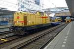 Strukton 303005 ANKIE wartet auf die Weiterfahrt in UTrecht Centraal am 19 Juli 2015.