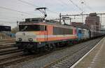 Am 22 November 2025 hat CD Cargo 383 015 keine Lust mehr weiter zu fahren von Bad Bentheim in die Niederlande und wurde ab Bad Bentheim RFO 1831 in Vorspann ein gesetzt bis Amersfoort. Während der Standartpause in Amersfoort für aus Bad Bentheim kommende Güterzüge wird versucht die 383 015 (hier als 2. Lok) wieder auf zu starten. Hier hat die CD Cargo Vectron gerade den Stromabnehmer gehoben und funktioniert wieder, so das die 1831 vom Zug gehen kann. Am 12.Dezember wurde die 1831 endlich von Neulackierung gesehen und gleich in 1931 umgenummerd.