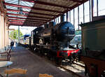 Die 1914 gebaute 2'B Schnellzug-Dampflokomotive NS N° 2104 „Blikken Tinus“ (blecherner Martin) der NS-Baureihe 2100, ex HSM 504, am 29 April 2025 im Het Spoorwegmuseum (bis 2005 NSM - Nederlands Spoorwegmuseum / Niederländischen Eisenbahnmuseum) in Utrecht im Bahnhof Maliebaanstation.   

Die Dampflok wurde 1914 von der BMAG - Berliner Maschinenbau-Actien-Gesellschaft vormals L. Schwartzkopff in Berlin unter der Fabriknummer 5304 gebaut und als HSM 504 an die Hollandse IJzeren Spoorweg-Maatschappij (Holländische Eisenbahn-Gesellschaft) geliefert. 

Die Lokomotiven der Baureihe NS 2100 waren Schnellzugdampflokomotiven der Nederlandse Spoorwegen (NS), die von der Hollandsche IJzeren Spoorweg-Maatschappij (HSM) übernommen wurden.

Die Lokomotiven hatten die Achsfolge 2’B. Die Serie wurde vom HSM-Ingenieur Willem Hupkes für die Beförderung der immer schwereren Personen- und Schnellzüge konzipiert. Die ersten 5 Loks (HSM 501 – 505) wurden 1914 von der BMAG in Deutschland gebaut, 1916 bis 1919 folgten 15 Stück (516 – 530) von Werkspoor in Amsterdam (NL), 1920 folgten 10 Stück (506-515) von der BMAG aus Deutschland, sowie 5 Stück (531 – 535) von Werkspoor aus Amsterdam.

Da das Konkurrenzunternehmen der HSM, die SS - Maatschappij tot Exploitatie van Staatsspoorwegen (Gesellschaft zur Nutzung der Staatseisenbahnen) zu stärkeren 2’C-Maschinen der Serie SS 700 übergegangen war, konnte die HSM nicht zurückbleiben. Obwohl ein HSM-Entwurf für eine 2’C-Maschine bekannt ist, wurde letztlich eine 2’B-Lokomotive ausgewählt. Dies lag jedoch nicht an der begrenzten Länge der Drehscheiben, wie oft fälschlicherweise angenommen wird. Die Maschinen hatten jedoch die maximal zulässige Achslast von 17 Tonnen und die größten Antriebsräder (Ø 2.100 mm) in den Niederlanden, weshalb sie ideal für Schnellzüge waren. Wegen des rasselnden Geräuschs der Kuppelstangen wurden sie vom Personal „Blikken Tinus“ – deutsch blecherner Martin – genannt. Die Lokomotiven wurden von der Berliner Maschinenbau-AG vormals L. Schwartzkopff (BMAG) in Berlin und Werkspoor in Amsterdam gebaut.

Bedingt durch den Ersten Weltkrieg wurde 1917 eine Zweckgemeinschaft der unabhängigen Eisenbahngesellschaften HSM (Hollandsche IJzeren Spoorweg-Maatschappij) und SS (Maatschappij tot Exploitatie van Staatsspoorwegen) gegründet. Die beiden Gesellschaften errichteten einen gemeinsamen Bahnbetrieb, blieben aber rechtlich unabhängig. Dies änderte sich 1938, als HIJSM und SS vollständig fusionierten und in der AG NS (Nederlandse Spoorwegen, früher Nederlandsche Spoorwegen geschrieben) aufgingen. Das Rollmaterial wurde bereits 1921 zusammengelegt, so wurden die Lok zur NS 2104 nummeriert. Die Lokomotive 2104, ehemals HSM 504, wurde als letzte dieser Baureihe 1954 ausgemustert und blieb im Nederlands Spoorwegmuseum erhalten.

TECHNISCHE DATEN:
Hersteller: BMAG in Berlin und Werkspoor in Amsterdam
Baujahre: 1914 bis 1920
Gebaute Anzahl: 35
Spurweite: 1.435 mm (Normalspur)
Achsfolge: 	2'B (engl. 4-4-0), gekuppelt mit dreiachsigem Tender
Länge über Puffer: 17.845 mm 
Treibraddurchmesser: 2.100 mm (neu) 
Laufraddurchmesser (Lok): 990 mm (neu) 
Laufraddurchmesser (Tender): 1.105 mm (neu)
Höhe: 4.370 mm
Höchstgeschwindigkeit: 110 km/h
Dienstgewicht: 105 t (61 t Lok und 44 t Tender)
Anfahrzugkraft: 7.660 kg
Rostfläche: 2,4 m²
Gesamtheizfläche: 154 m² (Strahlungs- 12 m², Rohr- 107 m² und Überhitzer- 35 m²
Kesselüberdruck: 12,4 kg/cm²
Anzahl der Zylinder: 2 (Ø 530 mm x 660 mm Hub)
Steuerung: Walschaerts
Wasservorrat: 19 m³ 
Kohlevorrat: 6,0 t
