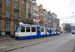 
Straßenbahn Amsterdam:
Der Triebwagen GVB 903, ein Zweirichtungs-Gelenktriebwagen vom Typ 11 G, des belgischen Herstellers BN (La Brugeoise et Nivelles, heute Bombardier), am 31.03.2018 als Linie 6 Nähe Bahnhof Amsterdam Centraal. 

Bei diesen Triebwagen ist der Mittelteil als Niederflurteil ausgeführt.

TECHNISCHE DATEN:
Spurweite: 1.435 mm
Achsfolge: Bo'+Bo'+Bo'+Bo'
Baujahre:	1989-1991
Länge: 25.890 mm
Breite: 2.350 mm
Eigengewicht: 34,0 t
Höchstgeschwindigkeit: 70 km/h
Leistung: 8 x 38,5 kW = 308 kW
Fußbodenhöhe:	885 mm (Hochflur) / 215 mm (Niederflur)
Sitzplätze: 	52
Stehplätze: 98
