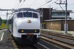 Am 31 Mai 2026 gab es in Amersfoort der Reunie der Plan V Triebz�ge und es gab gleich drei Variante -alle drei noch aktive Plan V: die rote von De Karel mit Nummer 466, die gelbe vons Niederl�ndisches Eisenbahnmuseum NSM mit Nummer 867 und die blau-weisse 904 von Keolis. Die Triebz�ge wurden in verschiedene Ordnungen ausgestellt. Hier verlasstt Keolis 904 der Bahnhof Amersfoort und geht ins Werkstatte Amersfoort-Bokkeduinen, denn Morgen ist ein normaler Arbeitstag f�r dieses 60-Plusser.