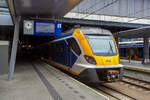 Der dreiteilige NS SNG 2351 (Sprinter Nieuwe Generatie), ein CAF Civity Triebzug, steht am 24 Juni 2025 in Utrecht Centraal auf Gleis 2 (Stumpfgleis), als Sprinter RE 28300 (Pendelzug), zur Abfahrt