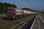 Lineas/|IRP 273 102 zieht am Abend von 9 Mai 2026 ein Gaskesselwagenzug durch Boxtel.