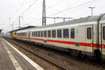 Der modernisierte klimatisierte zweite Klasse IC Großraum-Reisezugwagen, D-DB 61 80 20-91 540-0, der Gattung Bpmmz 284.5, der DB Fernverkehr AG, eingereiht im Zugverband als Wagen Nr.