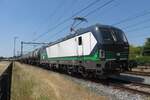 LTE 193 936 steht am 9 Juni 2023 mit ein Kesselwagenzug abfahrtbereit in Oss.