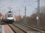ES 64 U2 - 100 mit einem G�terzug beim durchfahren des Bahnhofs Delitzsch ob Bf am 3.3.16