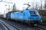 ELOC 193 753 fuhr mit einen containerzug durch harburg,02.02.23