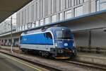 Nachdem die Wagen aus dem Gleis gezogen sind kann E-Lok 1216 953 (A-ČD 91 81 1216 953-0) auch in die Abstellung des Westbahnhofs von Wien fahren.