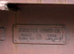 Fabrikschild Jenbacher Werke AG, Jenbach (�sterreich), Baujahr 1985, Fabriknummer 3.931-334, am vierachsiger Drehgestell-Flachwagen mit verschiebbaren Teleskophauben f�r Coiltransporte, 31 81 4665