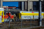 Noch schnell aus dem Zug, daher leider nur ein Ausschnitt erwischt. Der Vollert
Rangier-Robot DER 120 Pro Eco | Shunting Robot DER 120  Henriette  der Rohrdorfer Zement GmbH / Zementwerk Hatschek GmbH, rangiert am 03 April 2025 in Gmunden einen RockTainer SAND-Zug am Werksgelände zur Anschlussstelle. 

Der Robot DER 120 ist ein zweiachsige Rangierlok mit diesel-elektrischem Antrieb vom Hersteller Vollert Anlagenbau GmbH in Weinsberg (Deutschland). Der elektrische Antrieb hat nicht nur einen hervorragenden Wirkungsgrad, sondern garantiert auch ein konstant hohes Drehmoment. Die Leistung ist somit umgehend bei niedrigen Motordrehzahlen abrufbar und verschafft dem Rangier-Robot ein völlig neues Fahrgefühl mit unglaublicher Schubkraft vom Stand weg. 

Der wassergekühlte 6-Zylinder-Reihenmotor mit Turboaufladung, Ladeluftkühlung und externer Abgasrückführung hat eine Leistung von 180 kW (245 PS), so verhilft er dem Robot DER 120 über eine Zugkraft von 120 kN. Der powerMELA-Generator ist über ein Verteilergetriebe an den Dieselmotor angebunden. Dieser wandelt die vom Diesel erzeugte mechanische Energie in elektrische um und versorgt damit die Antriebsmotoren. Diese sind mit einem Stirnradgetriebe kombiniert und treiben die Achsen an.

