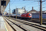Die Taurus II - ÖBB 1116 060 (91 81 1116 060-5 A-ÖBB) der ÖBB-Produktion GmbH fährt am 04 April 2025 mit einem Druckgas-Kesselwagenzug durch den Hauptbahnhof Linz/Donau (A) in Richtung Wels. Im Hintergrund der Taurus II befindet sich übrigens auch die Geburtsstätte dieser Lok, das TS Werk Linz. 

Die Taurus II, eine elektrische Universallokomotive vom Typ SIEMENS ES64U2, wurde 2002 von Siemens im TS Werk Linz unter der Fabriknummer 20489 gebaut und an die ÖBB (Österreichische Bundesbahnen) geliefert. Sie hat die Zulassungen für Österreich, Deutschland und Ungarn, sowie eingeschränkt CH und CZ. 

Die ES 64 U2 wurde ursprünglich als Universallok für die Österreichischen Bundesbahnen (ÖBB) entwickelt und wird dort als Baureihe 1016 (reine 15-kV-Version) und 1116 (2-System-Version mit 15 kV und 25 kV für internationalen Verkehr) geführt. Die Zweisystembauart für 15 kV- und 25 kV-Bahnstromsysteme ist traktions- und sicherungstechnisch für Deutschland, Österreich und Ungarn ausgerüstet und zugelassen, seit Mai 2002 ist zudem ihr Einsatz teilweise in der Schweiz erlaubt. Durch die vorhandene Technik ist sie ebenso für die Wechselstromstrecken in Tschechien und der Slowakei geeignet. Die Maschinen der Serie ES 64 U2 sind wendezugfähig ausgeführt und ab Werk mit zwei Einholm-Stromabnehmern ausgerüstet. Ausnahme sind die Railjet-Loks 1116.201 bis 1116.223, welche mit den in die Schweiz verbundenen Fahrten, einen dritten (schmaler) Stromabnehmer haben. Der Antrieb der Lok erfolgt über einen speziell für sie entwickelten Hohlwellen-Antrieb mit Bremswelle (HAB).

Die Lok der Reihe 1016 und 1116 sind auch oft hörbar zuerkennen: Beim Aufschalten aus dem Leerlauf ist ein Geräusch zu vernehmen, das an das Durchspielen einer Tonleiter auf einem Tenorsaxophon erinnert. Es entsteht in den Drehstrommotoren durch die Ansteuerung der Stromrichter. Das hörbare Geräusch ist dabei die doppelte Taktfrequenz der Pulswechselrichter, welche stufenweise angehoben wird.

Die Frequenz ändert sich dabei in Ganz- und Halbtonschritten über zwei Oktaven von d bis d  im Tonvorrat der Stammtöne.

TECHNISCHE DATEN:
Spurweite: 1.435 mm (Normalspur)
Achsformel: Bo’Bo’
Länge über Puffer: 19.280 mm
Höhe: 4.375 mm
Breite: 3.000 mm
Drehzapfenabstand: 9.900 mm
Achsabstand in Drehgestell: 3.000 mm
Raddurchmesser: 1.150 mm (neu) / 1.070 mm (abgenutzt)
Kleinster bef. Halbmesser: 100 m (bei 10 km/h) /120 m (bei 30 km/h)
Dienstgewicht: 88 t
Max. Achslast: 22 t
Höchstgeschwindigkeit: 230 km/h
Dauerleistung: 6.400 kW
Max. Leistung (Booster für 5 min): 7.000 kW (nur bei 85–200 km/h nützlich)
Anfahrzugkraft: 300 kN
Dauerzugkraft: 250 kN (bis 92 km/h)
Motorentyp: 1 TB 2824-0GC02
Stromsystem: 15 kV, 16,7 Hz und 25 kV, 50 Hz
Anzahl der Fahrmotoren: 4
Antrieb: Kardan-Gummiringfederantrieb
Antrieb: GTO Stromrichter und Hohlwellen-Drehstrom Fahrmotoren 
Dynamisches Bremssystem: Elektrodynamische Hochleistungs-Rückspeisebremse 
Nenn- / Höchstleistung der dynamischen Bremse: 6.400 kW / 7.000 kW (mit Booster) 
Max. Bremskraft der dynamischen Bremse: 240 kN
