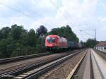 1016 022-3 berquert die Donaubrcke bei regensburg-Prfering mit ein Containerzug.