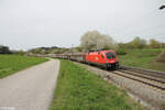 1016 013-5 zieht mit einem gemishten Güterzug in Richtung Passau bei Pölling. 07.04.24