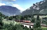 ÖBB 2x 1042 mit Güterzug am Talviadukt bei Payerbach am 09.08.1986.
