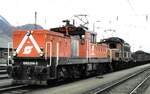 1063.014 und 1020.038 in Bludenz vor einem langen Güterzug über den Arlberg im März 1989.