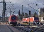 Die ÖBB 1116 279 übernimmt in Singen den IC 280 und erreicht hier das entsprechende Bahnsteiggleis.