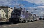 Die ÖBB 1116 158  Licht ins Dunkel - Sternenaktion  wartet mir ihrem IC Bodensee in Lindau auf die Abfahrt nach Innsbruck.