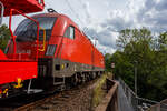 Der Taurus II, die �BB 1116 049 (91 81 1116 049-8 A-�BB) der �BB-Produktion GmbH f�hrt am 11 Juni 2026, mit einem Autotransportzug der Rail Cargo Group (Doppelstock-Autotransportwaggon der Gattung Laaers (560.2) beladen mit Autos der Ingolst�dter Marke mit vier Ringen), durch Kirchen/Sieg in Richtung K�ln. 

Der Taurus II, eine elektrische Universallokomotive vom Typ SIEMENS ES64U2 wurde 2002 von Siemens unter der Fabriknummer 20478 gebaut und an die �BB (�sterreichische Bundesbahnen) als 1116 049-6 geliefert. Sie hat die Zulassungen f�r �sterreich, Deutschland, Ungarn und die Slowakei (D/A/H/SK). Sie ist z.Z. an die Rail Cargo Hungaria Zrt. (Budapest) vermietet.

