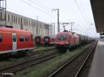 1116 021-5 zieht ein Kesselzug durch Regensburg HBF.