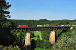 1116 103-1 überquert mit einem KLV-Zug das Viadukt bei Beratzhausen.