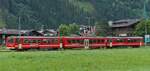 Dieseltriebzug mit 2 Wagen der Zillertalbahn, wird in krze den Bahnhof von Mayrhofen erreichen, dieser weist eine Besonderheit auf, gezogen wird er von einem Triebzug von dem aus man nicht in den